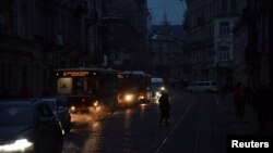 Centar Lviva, grada na zapadu Ukrajine, bez struje nakon ruskih vazdušnih napada u kojima je stradala kritična civilna infrastruktura u tom gradu, 23. novembar 2022. 