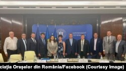 Adrian Teban (al patrulea din stânga), președintele AOR, la o întâlnire cu Nicolae Ciucă, premierul României.