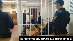 Алесь Бяляцкі, Валянцін Стэфановіч і Ўладзімер Лабковіч на лаве падсудных. Менск, 5 студзеня 2023