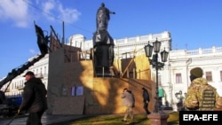 Паметникът на Екатерина Втора в Одеса след започването на работата по демонтажа, 28 декември 2022 г.
