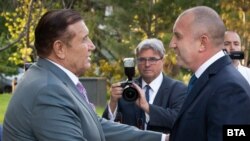 Президентът Румен Радев (дясно) поздравява Николай Вълканов през май 2022 г. по време на тържествено честване на 70 години от създаването на „Минстрой Холдинг“ АД. 