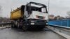 Un incendiu a izbucnit la baricada rutieră din Mitrovica, aproape de drumul spre Priștina-Raska.