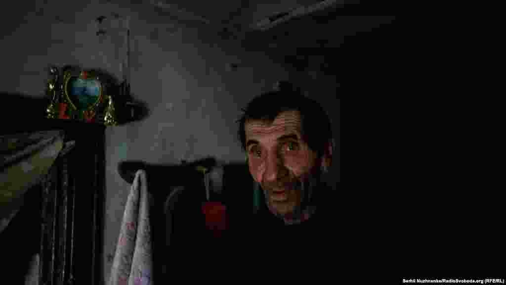 Хозяин Николай Николаевич отказывается уезжать: «У меня здесь все мои похоронены. Я здесь останусь». Пытаемся его убедить. Времени маловато, обстрел не стихает.