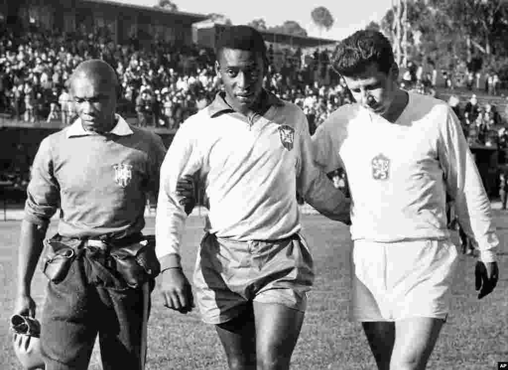Ova fotografija iz februara 1962. prikazuje Pelea (u sredini), trenera Marija America (lijevo) i češkog igrača Josefa Masopusta. Najbolji brazilski igrač na Svjetskom prvenstvu u Čileu 1962. godine je bio isključen sa utakmice zbog povrede, ali je Brazil ipak osvojio titulu.