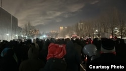 Группа молодых людей в Астане, шагающих к центру города. Они были задержаны полицией. 26 ноября 2022 года