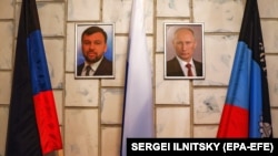 Портрети на Денис Пушилин - ръководител на самопровъзгласилата се Донецка народна република, и президента Владимир Путин, в окупираната Дмитровка в Донецка област