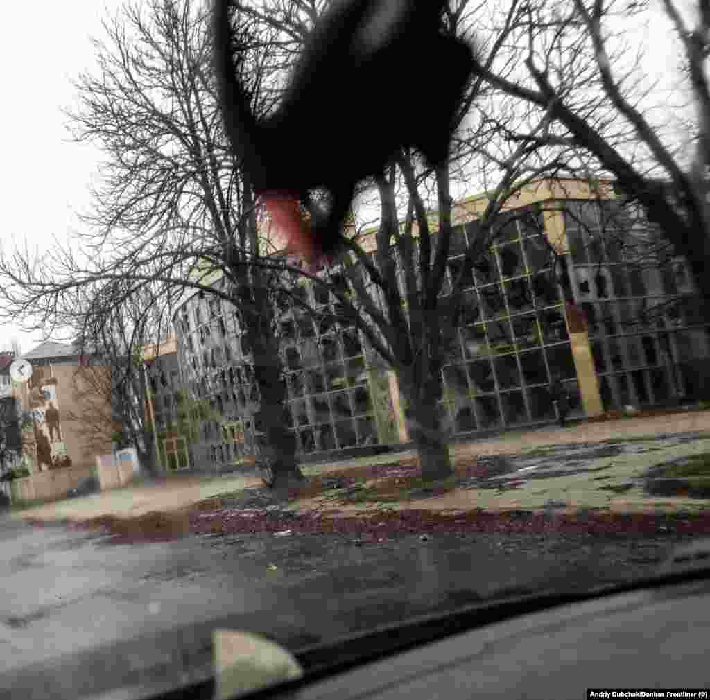 Здание с разбитыми окнами в Бахмуте. Украинские военные говорят, что российские командиры приказывают плохо обученным солдатам продвигаться к украинским позициям. Живая сила используется для определения позиций украинцев, по которым затем наносят удары с тыла 