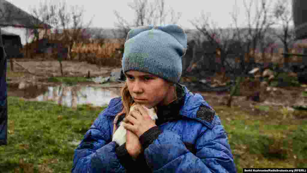 В руках девочки Пеппа – ее морская свинка