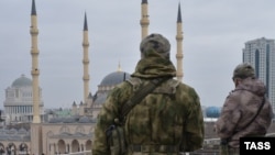 Рідні українських військових знають лише те, що полонених утримують у підвалах в Грозному. На фото: чеченські силовики в Грозному