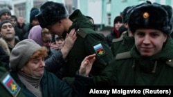 Recruți ruși își iau rămas bun de la rude într-o gară din Omsk. Noiembrie 2022.
