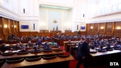 Служебният кабинет трябва да гарантира, че Агенцията за ядрено регулиране ще може да лицензира ядрено гориво, алтернативно на руското
