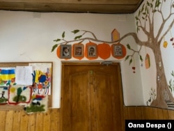 Personalul le-a pos fotografia fiecăruia deasupra dormitoarelor pentru a învăța drumul spre cameră.