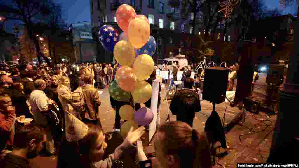 Заступник голови Служби зовнішньої розвідки в інтерв’ю також наголосив, що маленька редакція журналістів не могла відслідкувати високопоставленого співробітника СБУ, тобто за розслідувачами стоїть ще хтось. Журналісти ж повідомили, що над сюжетом працювало п’ятеро людей, включно із водіями редакції