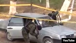 Казакстан -- Тараз шаарындагы жардыруудан кийин полиция ошол жердеги унааны текшерүүдө, 12-ноябрь, 2011.
