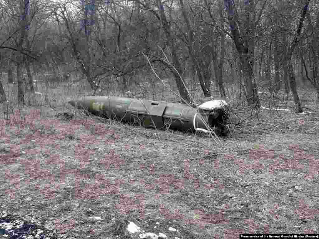 Неразорвавшаяся ракета «Точка У», упавшая под Краматорском 9 марта 2022 года. Такие ракеты способны нести боеголовку фугасного вещества весом почти полтонны