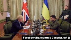 Борис Жонсон менен Владимир Зеленский.