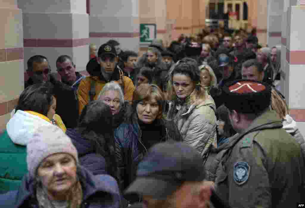 Жители Херсона на вокзале в Крыму в ожидании отправки в Россию, 20 октября. Кирилл Буданов, глава украинской военной разведки, говорит, что, возможно, публичная эвакуация жителей из Херсона может быть способом вовлечь Украину в дорогостоящую кровавую битву за город. . 