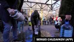 În mai multe cartiere din Kiev alimentarea cu apă a avut de suferit, astfel că oamenii au stat la cozi pentru a se aproviziona de la cişmele şi alte surse publice.