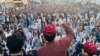 د پښتون ژغورنې غورځنګ مشر منظور پشتین د ناامنۍ ضد یوې جلسې ته د وینا پر مهال - پخوانی انځور.