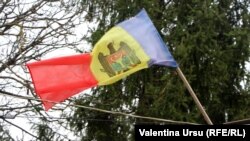 Ім’я співробітника посольства не називають. 