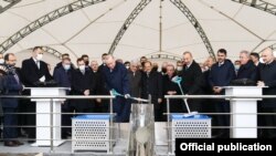 Азербайжан жана Түркия президенттери Тоолуу Карабакта жаңы автожолдун пайдубалын түптөө иш-чарасында. 26-октябрь, 2021-жыл