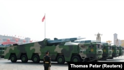 Үндүн ылдамдыгынан тез учкан DF-17 үлгүсүндөгү ракеталар Бээжиндеги аскердик парадга чыгарылган. 1-октябрь, 2019-жыл.
