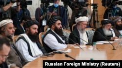 "Taliban" nümayəndə heyətinin üzvləri Moskvada Əfqanıstanla bağlı beynəlxalq danışıqlarda.