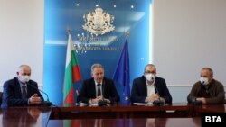 Министърът на здравеопазването Стойчо Кацаров и екипът му в министерството