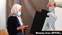 Едно от основните съмнения за големия брой "трайно неподвижни" избиратели е, че с мобилните урни се избягва машинното гласуване, което затруднява неграмотните избиратели. Снимката е илюстративна.