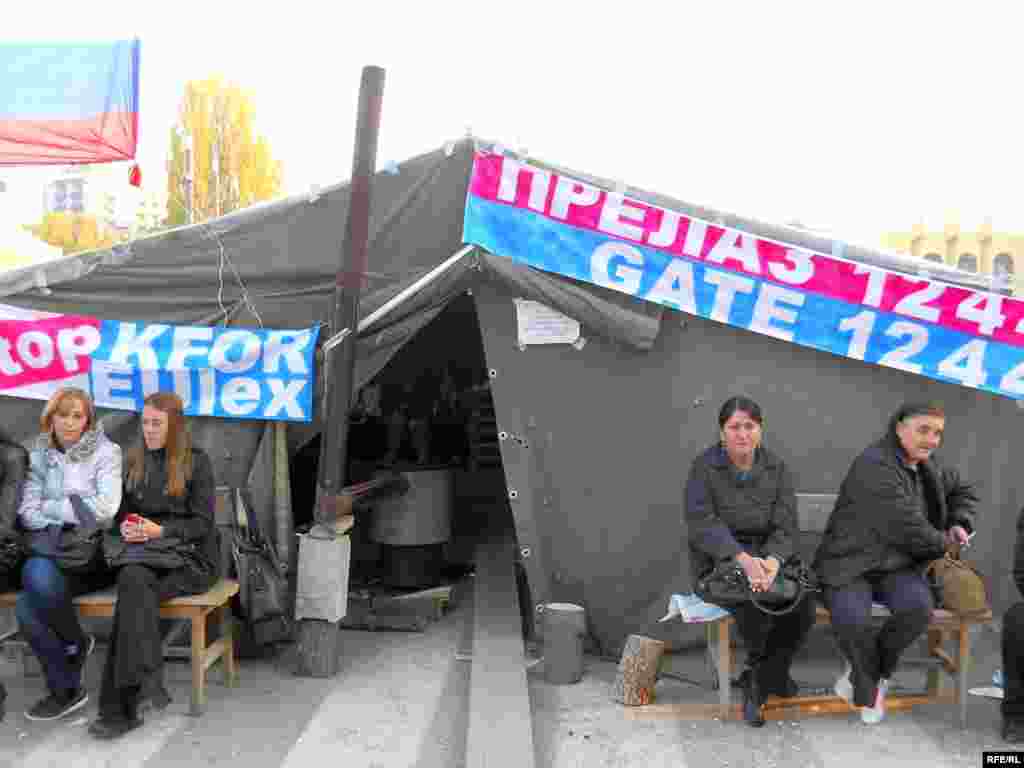 Srbi na barikadama u centru Mitrovice, 31.10.2011. Foto: RSE / Jasmina Šćekić