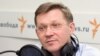 "Популярный режим Владимира Путина, подкупавший часть населения, ныне ради интересов олигархического российского бизнеса, на который он опирается, обречен стать непопулярной диктатурой. Идет борьба реакции, которую олицетворяет Путин, с реформами"
