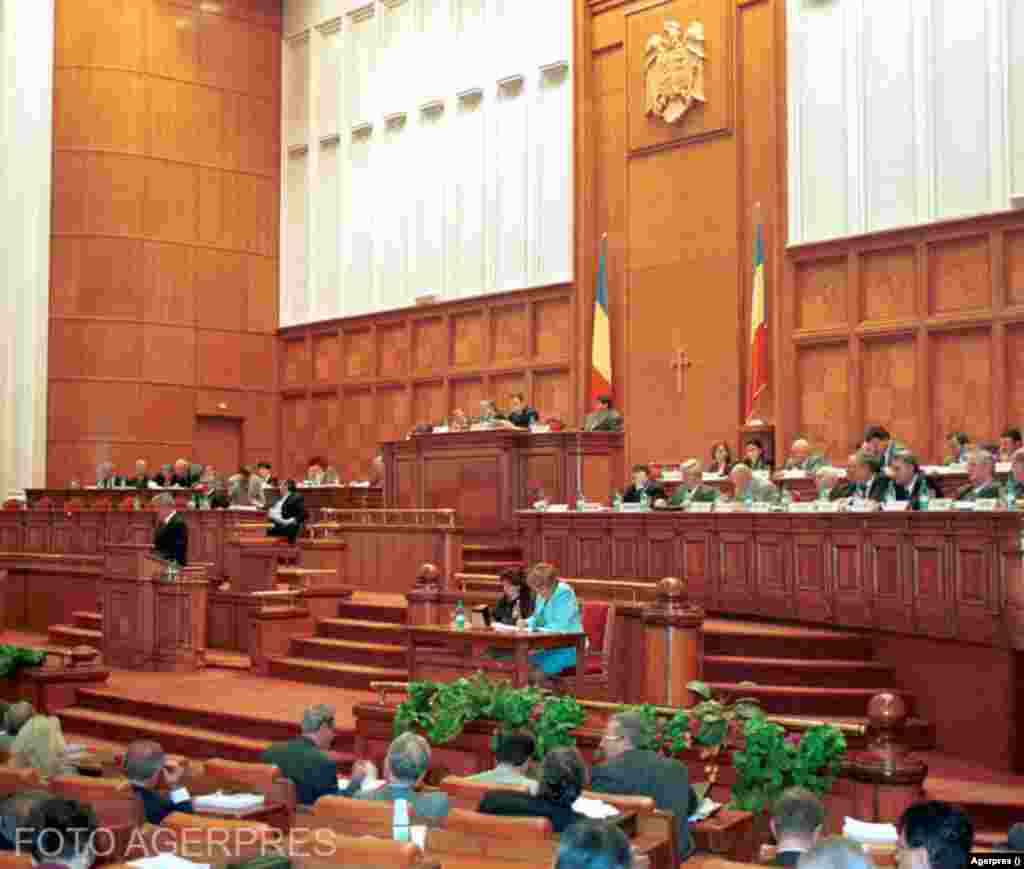 Legislatura 2000-2004 - 485 parlamentari: 345 de deputați și 140 de senatori Partide reprezentate: PSD, PNL, PD, PRM, UDMR, și PUR (Partidul Umanist Român, care ulterior a devenit PC - Partidul Conservator). În imagine, ședință comună a celor două camere din noiembrie 2001.