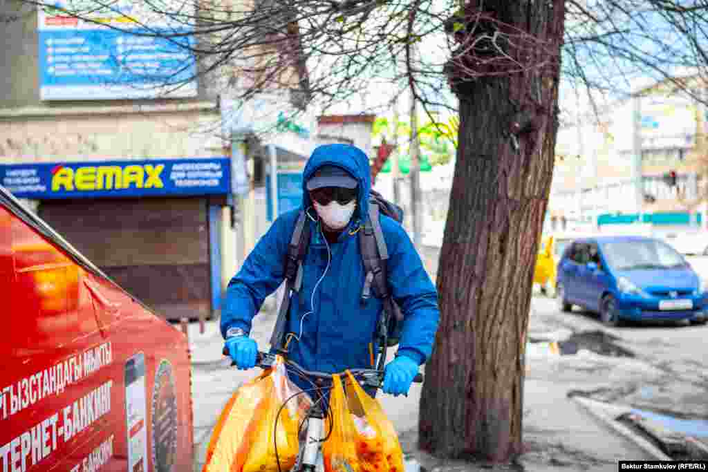 Шаарда коомдук транспорт токтогонуна байланыштуу айрым жарандар велосипед менен жүрүүдө. 
