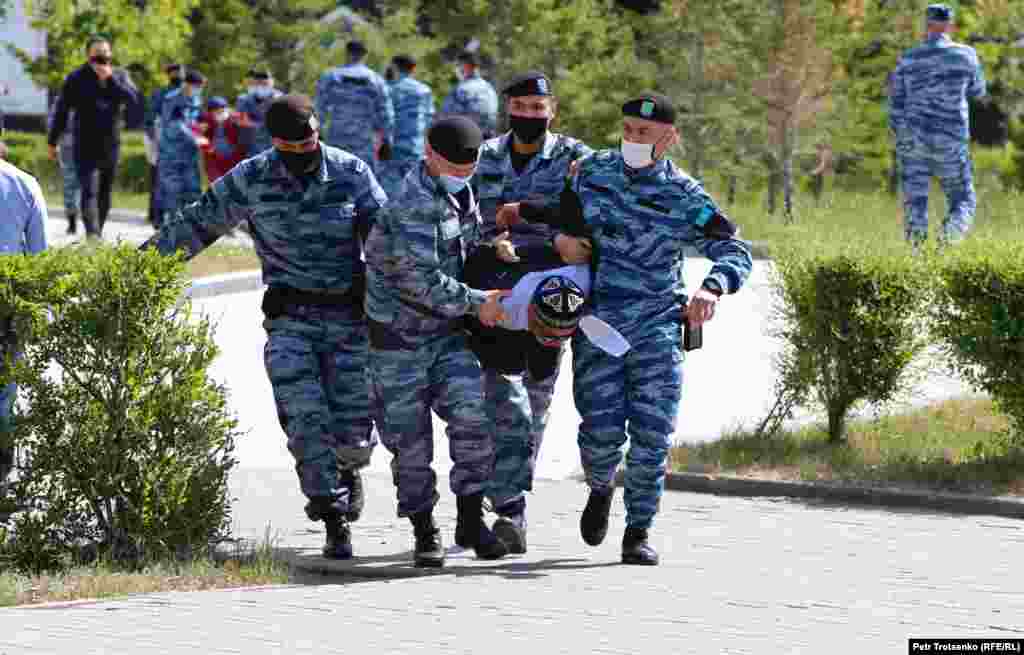 Нур-Султанда акцияга чыккан адамды полиция кармап кетти. 