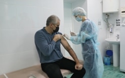 Російський голова окупованого Криму Сергій Аксенов щеплюється проти коронавірусу російською вакциною. 23 січня 2021 року