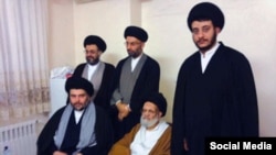 مقتدی صدر (چپ) در کنار کاظم حائری