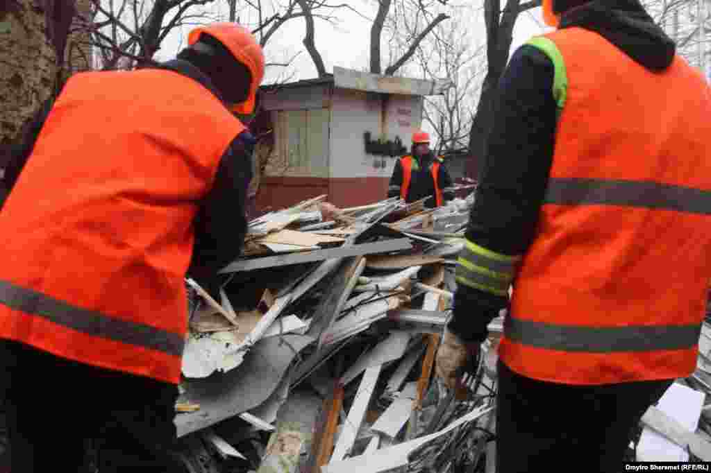 За словами Олександра Старуха, ліквідацією наслідків влучання займаються усі відповідні служби