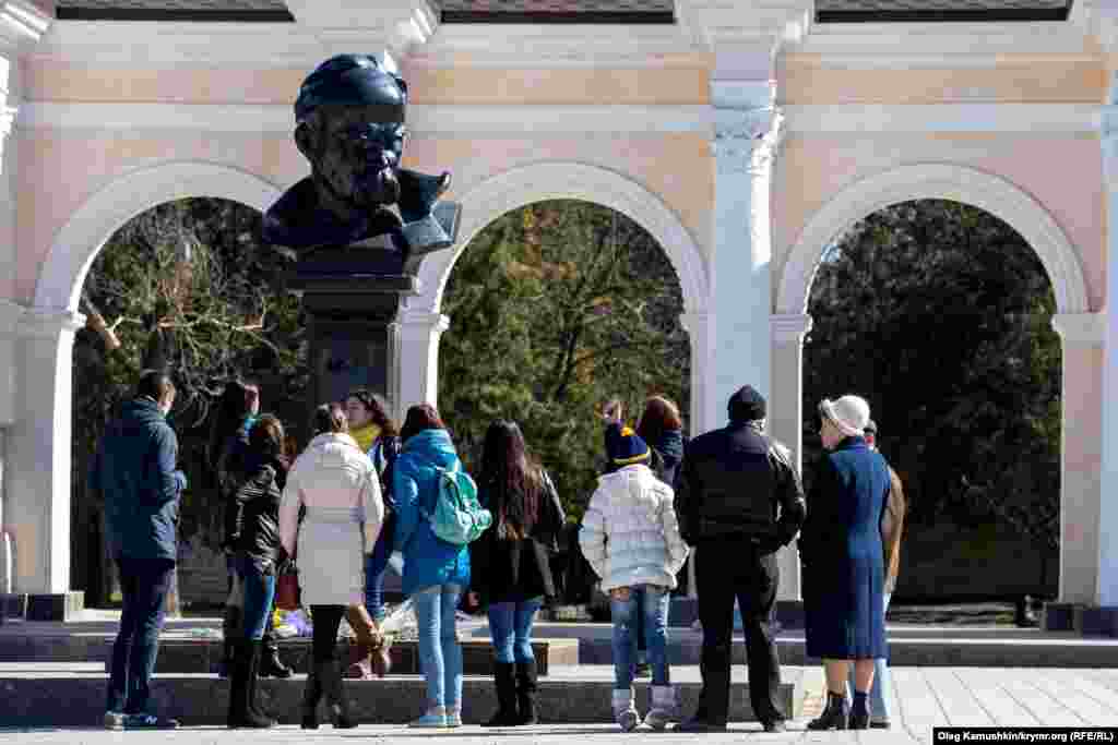 В ночь на 20 июля 2016 неизвестные раскрасили памятник в желто-голубые цвета. Также на монумент нанесли надпись «Слава Україні» и нарисовали трезубец. Усы Кобзарю покрасили желтой и синей краской