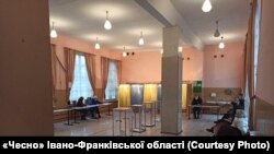 У 87-му виборчому окрузі опрацьовано лише 67,52 відсотка протоколів. Вибори відбулися у неділю