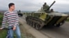 Vladimir Putin uručuje orden ruskom kapetanu Konstantinu Harlamovu u Prištini, 2001. godine