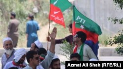 په پېښور کې د تحریک انصاف غړي او پلویان د احتجاج پر مهال - پخوانی انځور.