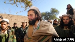د ۲۰۰۸ کال تصویر: منګل باغ د خېبر په باړه کې د خپلو ساتونکو سره