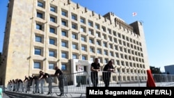 მთავრობის ადმინისტრაციის შესასვლელს ჯებირი აქვს შემორტყმული და პოლიცია იცავს