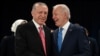 Președintele Turciei, Recep Tayyip Erdoğan (stânga), a mers la Madrid după ce a primit un telefon de la omologul său american, Joe Biden.