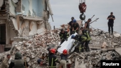 Часов Яр шаарындагы орус ракетасы тийген көп кабаттуу үйдөгү куткаруу иштери.