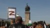 Участници в отбелязването на Деня на победата носят транспаранти със символа Z пред Паметника на Съветската армия в София, 9 май 2022 г.