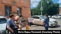 Porodice koje su razgovarale za RSE kažu da su službe za regrutaciju u Baškortostanu skratile proces regrutacije, preusmjerile regrute u jedinice smještene duž ukrajinske granice i da možda imaju za cilj da izvrše pritisak na regrute da potpišu ugovore i da se priključe ratu.