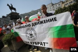 Членове на проруското националистическо движение "Хан Кубрат" стоят на метри от кметовете на ДПС пред парламента, 21 юни 2022 г.