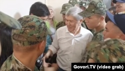 Мурдагы президент Алмазбек Атамбаев сот жараяны учурунда. Май, 2022-жыл.