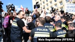 პროტესტი მთავრობის ადმინისტრაციასთან 
